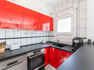 eine Küche mit roten Schränken und einem Waschbecken in der Unterkunft Holiday Home Flamenco by Interhome in Empuriabrava