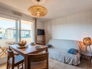 uma sala de estar com um sofá e uma mesa em Apartment Ortal Océan-9 by Interhome em Lacanau-Océan