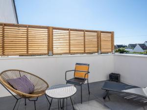 2 Stühle und ein Tisch auf dem Balkon in der Unterkunft Apartment Le Clos Moguer-2 by Interhome in Quiberon