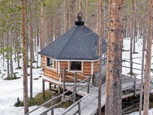 een blokhut met een zwart dak in het bos bij Holiday Home Nuovo casa b by Interhome in Sirkka
