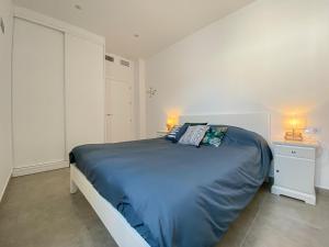 サン・ペドロ・デル・ピナタルにあるVillamar 19 - Planta baja con 2 terrazas cerca de las salinasの白いベッドルーム(大型ベッド1台、ランプ2つ付) +15枚の写真