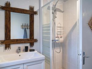 W łazience znajduje się umywalka i prysznic. w obiekcie Holiday Home Le Glaude by Interhome w mieście Chiddes