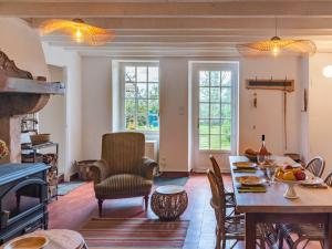 kuchnia i salon ze stołem i krzesłami w obiekcie Holiday Home Le Glaude by Interhome w mieście Chiddes