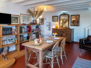 comedor con mesa y sillas en Holiday Home Le Glaude by Interhome, en Chiddes