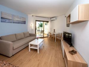 sala de estar con sofá y mesa en Apartment Mimasol by Interhome, en Creixell