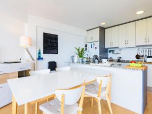 - une cuisine blanche avec une table et des chaises blanches dans l'établissement Apartment Kivu by Interhome, à Oropesa del Mar