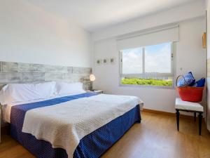 - une chambre avec un grand lit et une fenêtre dans l'établissement Apartment Kivu by Interhome, à Oropesa del Mar