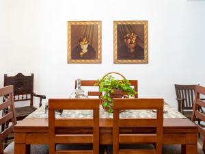 d'une table à manger avec des chaises et une plante. dans l'établissement Holiday Home Patio de las Granadas by Interhome, à Nigüelas