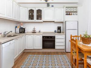 - une cuisine blanche avec des placards blancs et une table dans l'établissement Holiday Home Patio de las Granadas by Interhome, à Nigüelas