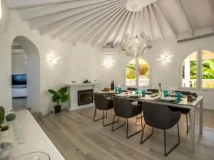 Televízia a/alebo spoločenská miestnosť v ubytovaní Villa Villa La Tahona by Interhome