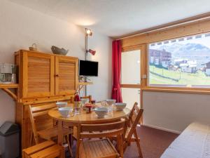 Μια τηλεόραση ή/και κέντρο ψυχαγωγίας στο Apartment Asters 1204 batiment B4 by Interhome