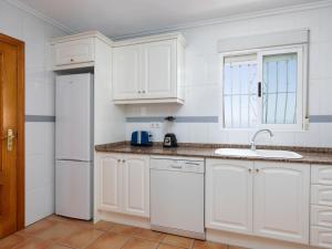 Kuchyňa alebo kuchynka v ubytovaní Villa Bellvue by Interhome