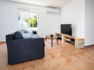 Televízia a/alebo spoločenská miestnosť v ubytovaní Villa Bellvue by Interhome
