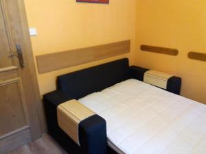 - une petite chambre avec un lit dans l'établissement Apartment Rieger 1 by Interhome, à Harrachov
