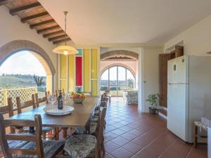 uma cozinha e sala de jantar com mesa e cadeiras em Holiday Home Villa Magna - Dependance by Interhome em Pian dei Cerri