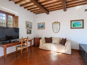 uma sala de estar com um sofá e uma televisão em Holiday Home Villa Magna - Dependance by Interhome em Pian dei Cerri