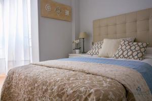 Postel nebo postele na pokoji v ubytování Living4Malaga Reding Superior Apartment