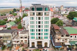 um alto edifício branco no meio de uma cidade em SureStay Hotel by Best Western Vientiane em Vientiane