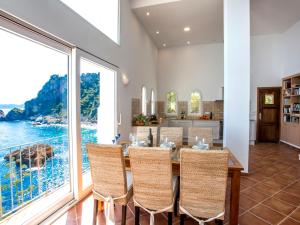 cocina y comedor con mesa y sillas en Villa El Paraiso al Mar Ambolo by Interhome, en Jávea