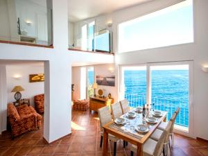 jadalnia ze stołem i widokiem na ocean w obiekcie Villa El Paraiso al Mar Ambolo by Interhome w mieście Jávea