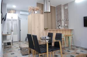 a dining room with a table and chairs at Apartamentos Los Jardines& Parking in Córdoba