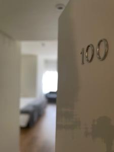 Una habitación con una puerta con el número. en Hotel La Mota by Punta25 Hotels Group, en Medina del Campo