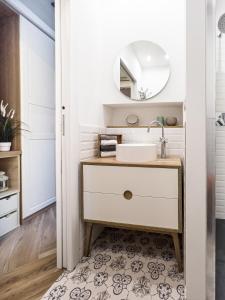 een badkamer met een wastafel en een spiegel bij Emma's home Monza in Monza