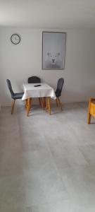 einen weißen Tisch und zwei Stühle in einem Zimmer in der Unterkunft Gasthof Löwen in Frickenhausen