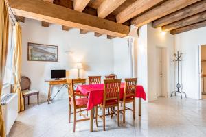 Televízia a/alebo spoločenská miestnosť v ubytovaní Molino Stucky Residence Burchiello Suite