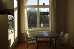 ラウターバッハにあるUrlaubsbahnhof-Stellwerkのキッチン(テーブル、椅子付)、窓