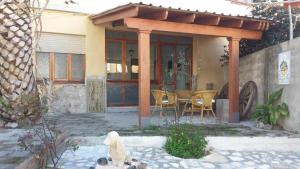 uma casa com uma pérgola e uma mesa e cadeiras em Casa Michele em Pau