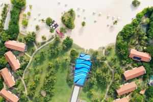 帕西库达Uga Bay - Pasikuda的俯瞰海滩，旁边放着一个蓝色的甜筒冰淇淋