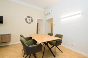 comedor con mesa de madera y sillas en Vienna Stay Apartments Pezzl 1170, en Viena