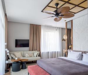 um quarto com uma cama e uma ventoinha de tecto em Дом у озера em Shchūchīnsk