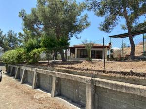 a retaining wall in front of a house at Stavros Country House in Siá