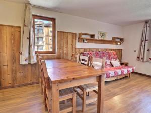 Posteľ alebo postele v izbe v ubytovaní Appartement skis aux pieds à La Tania - 6 pers, 2 pièces cabine, balcon, proche commerces, navette - FR-1-182A-11