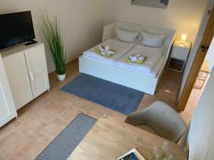 a small room with a bed and a television at Fischer un sin Fru in Klein Zicker