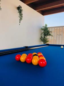 uma mesa de bilhar azul com bolas coloridas em Beautiful Villa Grace, Caleta de Fuste em Caleta de Fuste