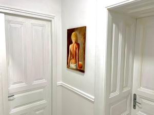 um quarto com uma pintura na parede ao lado de uma porta em Croatia_Zagreb Apartment em Zagreb