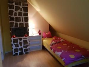 ein kleines Schlafzimmer mit einem Bett und einem TV in der Unterkunft Waldhouse in Olofström