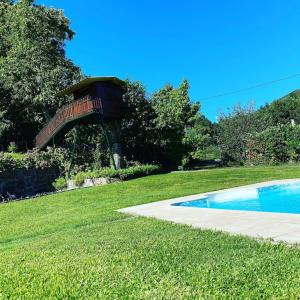 un cortile con piscina e ponte di legno di Quinta do Ferrador a Viana do Castelo
