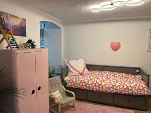 Postel nebo postele na pokoji v ubytování Ferienhaus Moselblick am Kapellchen