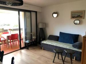 a living room with a couch and a table at Le Marlin du Phare du Ferret in Lège-Cap-Ferret