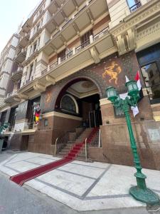 un edificio con una escalera frente a un edificio en Cosmopolitan hotel en El Cairo