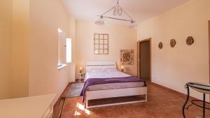 ein Schlafzimmer mit einem Bett in einem Zimmer in der Unterkunft Páteo dos Oliveira - Casa da Cocheira in Évora