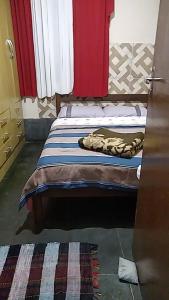 1 dormitorio con 1 cama con cortina roja en Casa São Thomé, en São Thomé das Letras