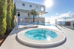 Bazén v ubytování Ensuite Deluxe Jacuzzi & Parking Privado nebo v jeho okolí