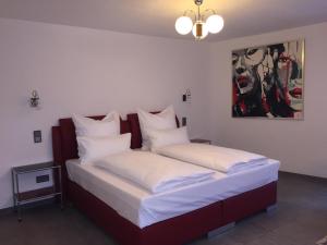 Ein Bett oder Betten in einem Zimmer der Unterkunft Hotel ZeitZeichen