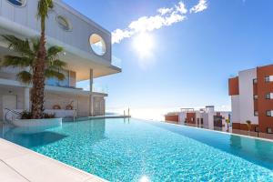 Bazén v ubytování Ensuite Deluxe Jacuzzi & Parking Privado nebo v jeho okolí