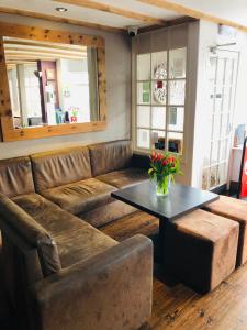 un soggiorno con divano e tavolo con fiori di Bath House Hotel a Chard